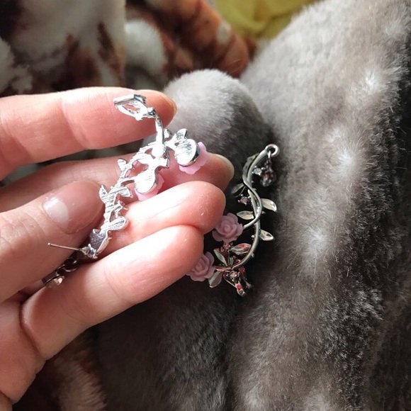 !!LAST PAIR!! Rose Ear Cuff Earring Climber Pair - Picture 6 of 7